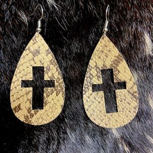 🌵Snake Skin tear drop earrings!